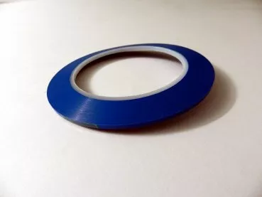 Fineline Tape ist ein ca. 3mm Linierband blau
