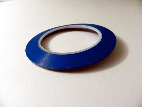 Fineline Tape ist ein ca. 3mm Linierband blau