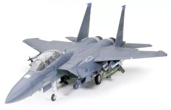 Boeing F-15E Strike Eagle with Bunker Buster · Tamiya · Maßstab 1:32